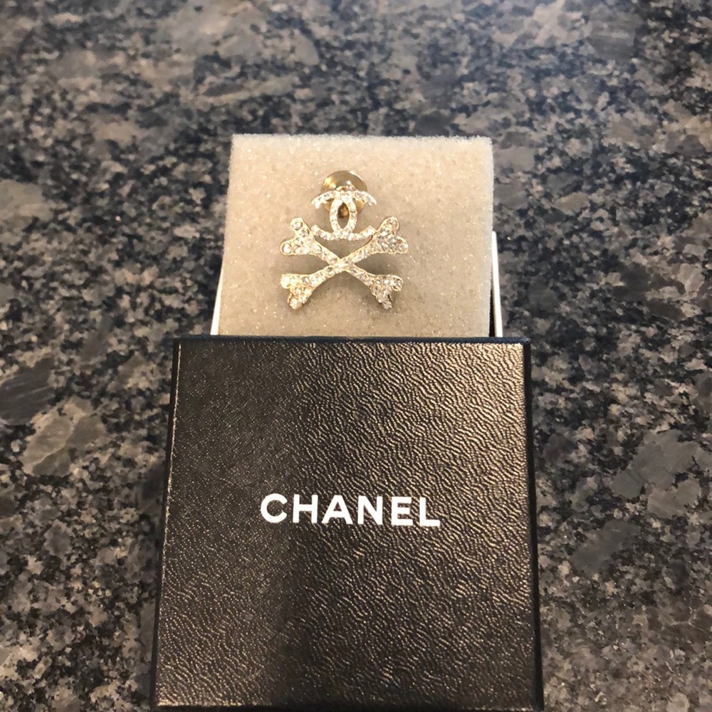 Chanel brooch Chanel and crossbones